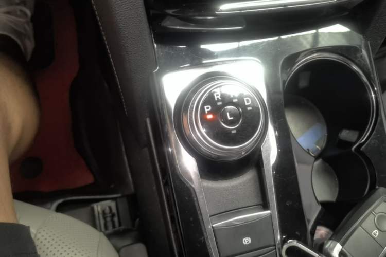 Used Ford Escape 2020 EcoBoost 245 Two-Wheel-Drive Titanium Edition Gear Lever