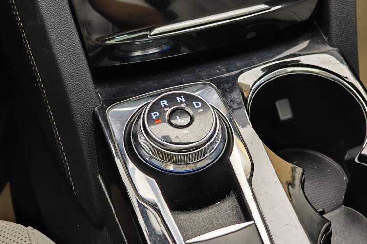 Used Ford Escape 2020 EcoBoost 245 Four-Wheel Drive Luxury Edition Gear Lever