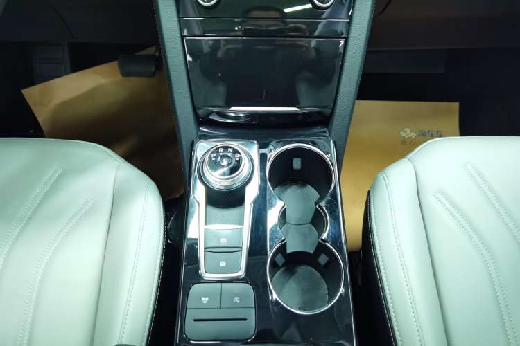Used Ford Escape 2020 EcoBoost 245 Two-Wheel-Drive Comfort Edition Gear Lever