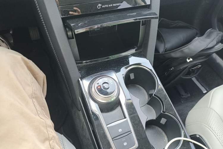 Used Ford Escape 2020 EcoBoost 245 Two-Wheel-Drive Titanium Edition Gear Lever