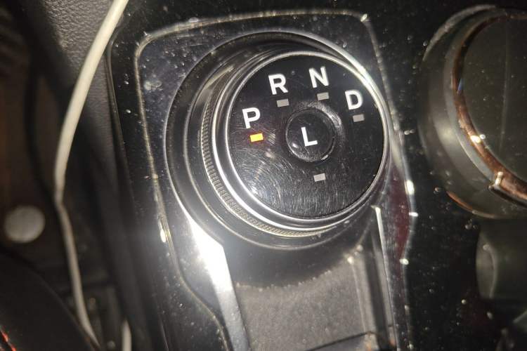 Used Ford Escape 2020 EcoBoost 245 Two-Wheel-Drive Titanium Edition Gear Lever