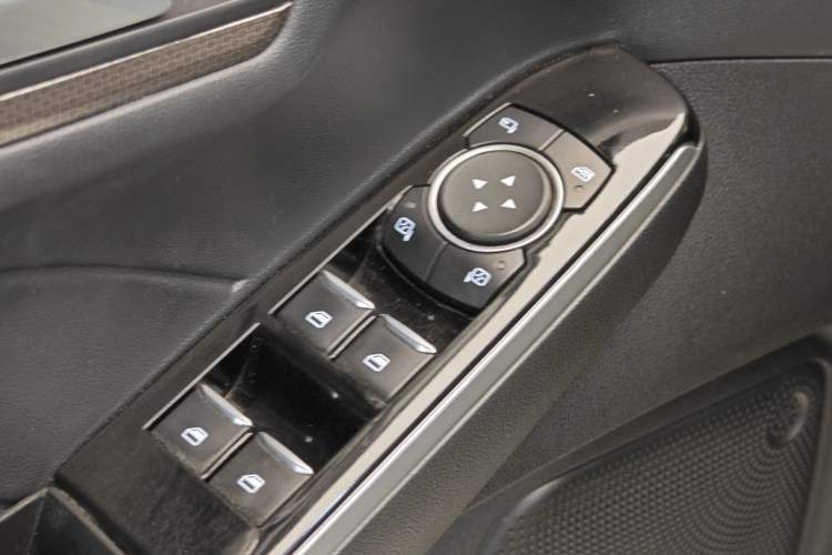 Used Ford Escape 2020 EcoBoost 245 Four-Wheel Drive Luxury Edition Interior 10