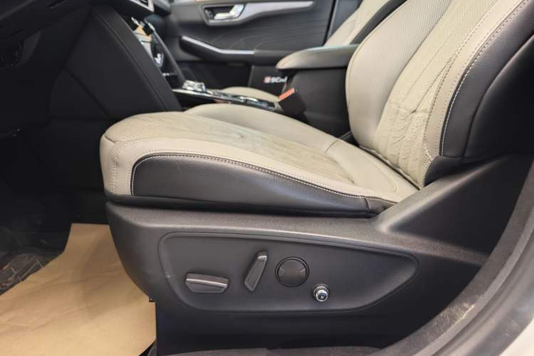 Used Ford Escape 2020 EcoBoost 245 Four-Wheel Drive Luxury Edition Interior 11