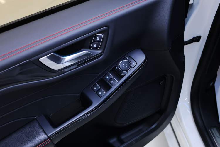 Used Ford Escape 2020 EcoBoost 245 Four-Wheel Drive ST-LINE Deluxe Edition Interior 2