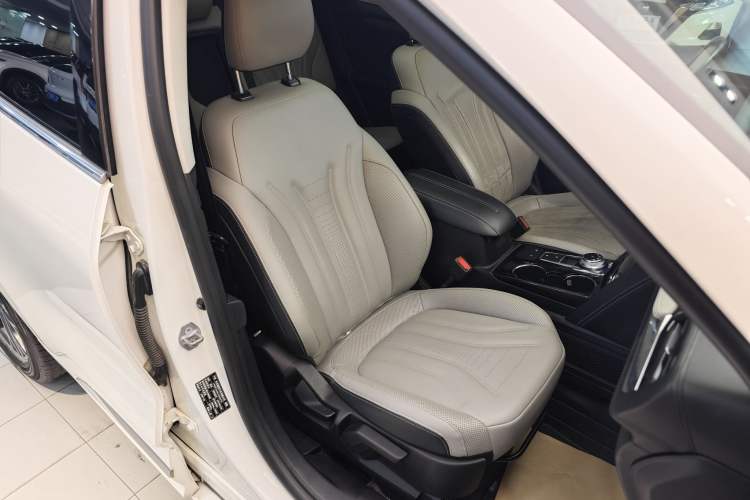 Used Ford Escape 2020 EcoBoost 245 Four-Wheel Drive Luxury Edition Interior 2