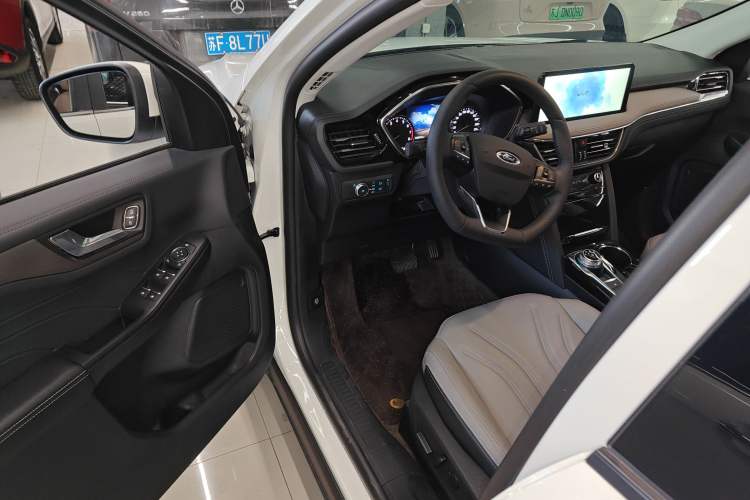 Used Ford Escape 2020 EcoBoost 245 Two-Wheel-Drive Comfort Edition Interior 3