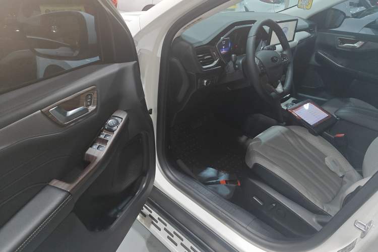 Used Ford Escape 2020 EcoBoost 245 Four-Wheel Drive Titanium Edition Interior 3