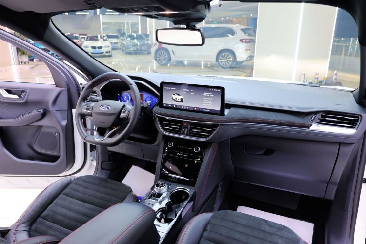 Used Ford Escape 2020 EcoBoost 245 Four-Wheel Drive ST-LINE Deluxe Edition Interior 4