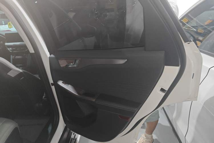 Used Ford Escape 2020 EcoBoost 245 Four-Wheel Drive Titanium Edition Interior 6