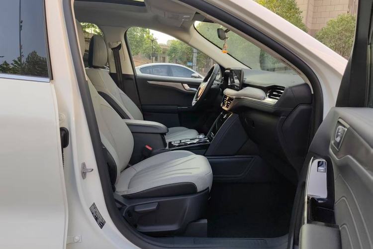 Used Ford Escape 2020 EcoBoost 245 Four-Wheel Drive Titanium Edition Interior 8