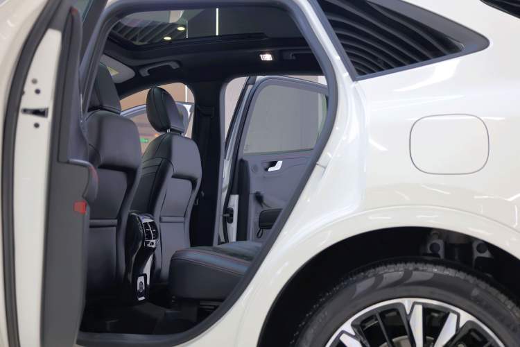 Used Ford Escape 2020 EcoBoost 245 Four-Wheel Drive ST-LINE Deluxe Edition Interior 8