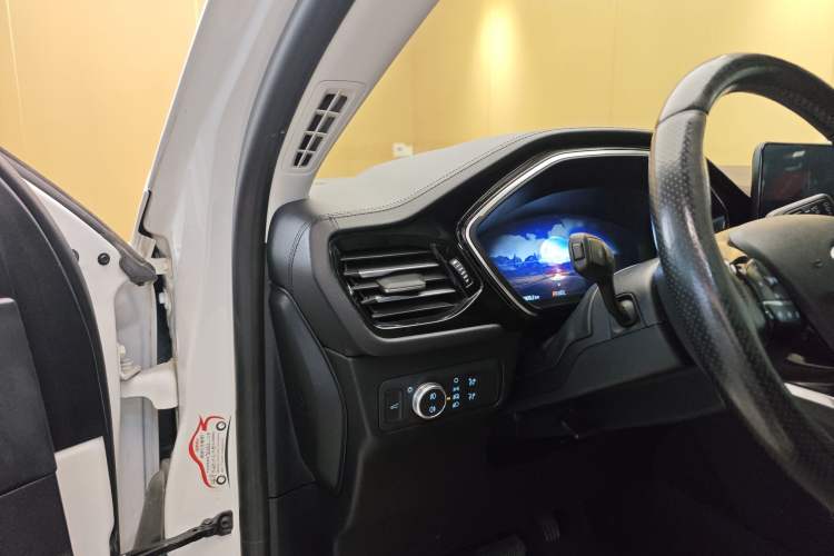 Used Ford Escape 2020 EcoBoost 245 Four-Wheel Drive Luxury Edition Interior 9