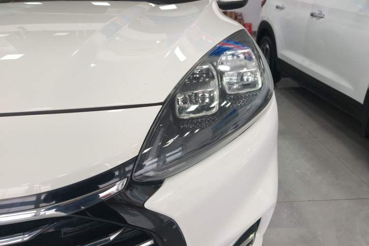 Used Ford Escape 2020 EcoBoost 245 Two-Wheel-Drive Titanium Edition Left Front Headlight