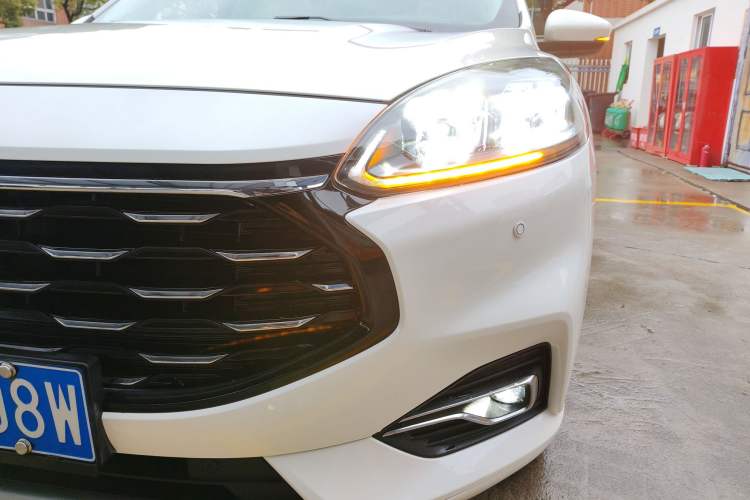 Used Ford Escape 2020 EcoBoost 245 Four-Wheel Drive Luxury Edition Left Front Headlight