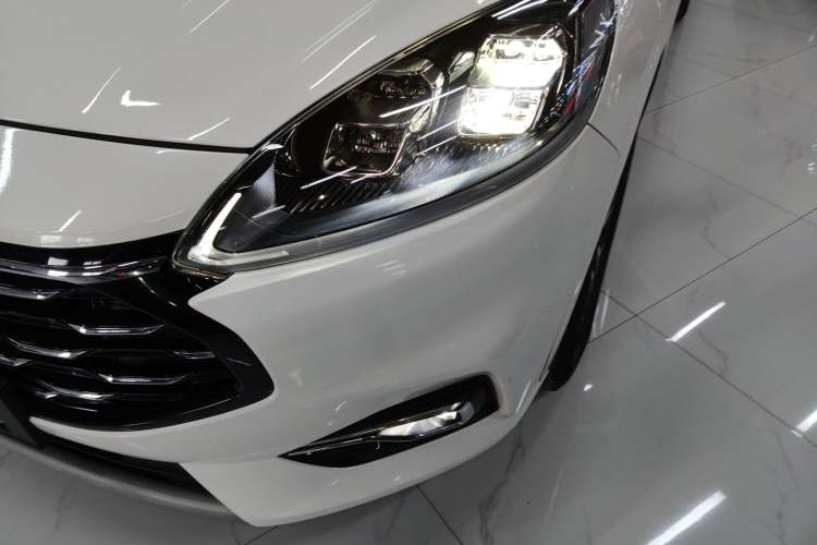 Used Ford Escape 2020 EcoBoost 245 Four-Wheel Drive Luxury Edition Left Front Headlight