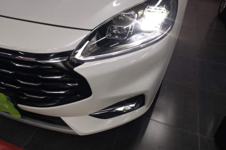Used Ford Escape 2020 EcoBoost 245 Four-Wheel Drive Luxury Edition Left Front Headlight