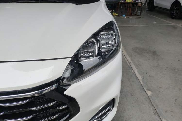 Used Ford Escape 2020 EcoBoost 245 Two-Wheel Drive Smart & Enjoyment Model Left Front Headlight