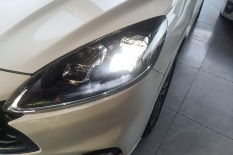 Used Ford Escape 2020 EcoBoost 245 Four-Wheel Drive Luxury Edition Left Front Headlight