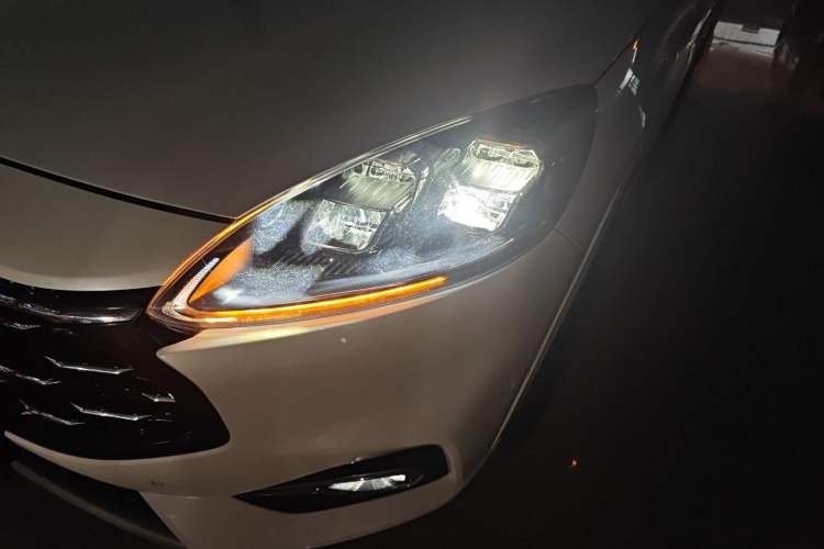 Used Ford Escape 2020 EcoBoost 245 Four-Wheel Drive Luxury Edition Left Front Headlight