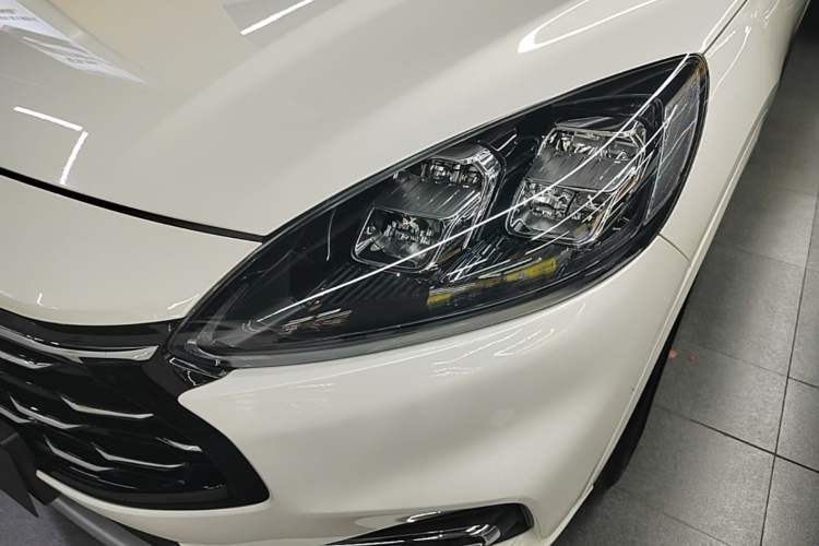 Used Ford Escape 2020 EcoBoost 245 Four-Wheel Drive Luxury Edition Left Front Headlight