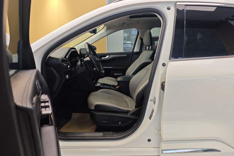 Used Ford Escape 2020 EcoBoost 245 Four-Wheel Drive Luxury Edition Left Front Seat