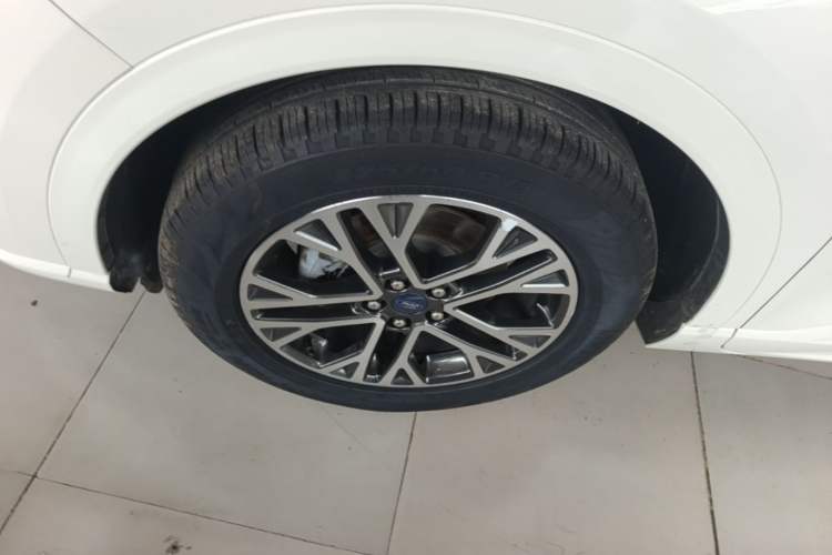 Used Ford Escape 2020 EcoBoost 245 Four-Wheel Drive Luxury Edition Left Front Wheel Hub