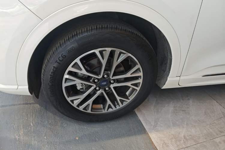 Used Ford Escape 2020 EcoBoost 245 Four-Wheel Drive Luxury Edition Left Front Wheel Hub