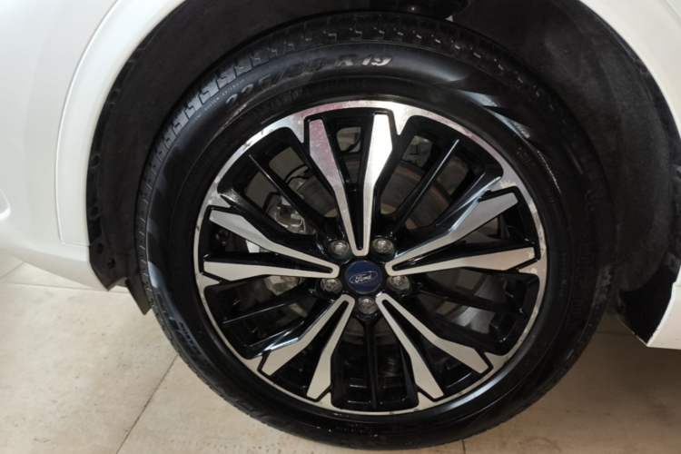 Used Ford Escape 2020 EcoBoost 245 Four-Wheel Drive ST-LINE Deluxe Edition Left Front Wheel Hub