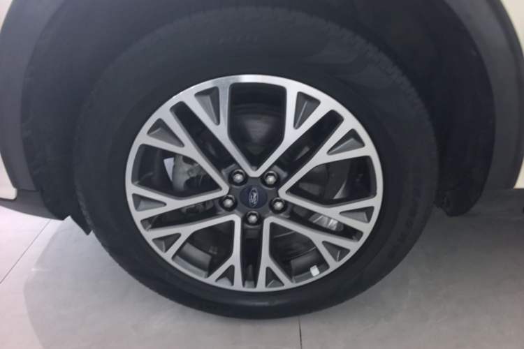 Used Ford Escape 2020 EcoBoost 245 Two-Wheel-Drive Titanium Edition Left Front Wheel Hub