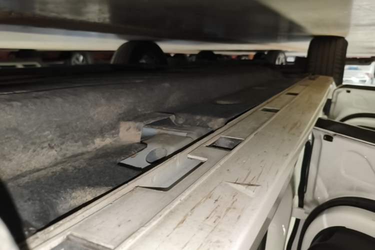 Used Ford Escape 2020 EcoBoost 245 Four-Wheel Drive Luxury Edition Left Side Sill