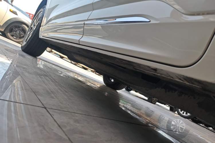 Used Ford Escape 2020 EcoBoost 245 Four-Wheel Drive Luxury Edition Left Side Sill