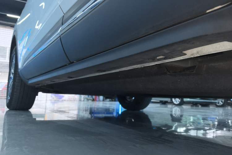 Used Ford Escape 2020 EcoBoost 245 Four-Wheel Drive Titanium Edition Left Side Sill
