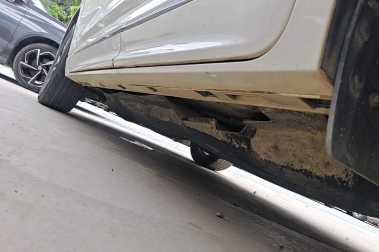 Used Ford Escape 2020 EcoBoost 245 Four-Wheel Drive Luxury Edition Left Side Sill