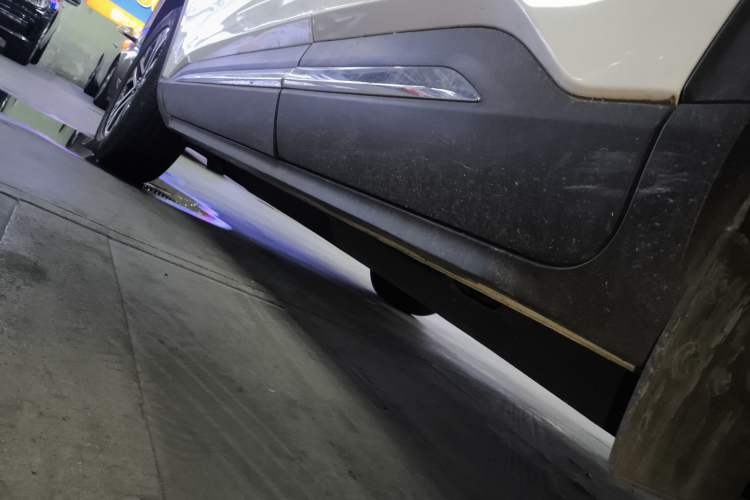 Used Ford Escape 2020 EcoBoost 245 Two-Wheel-Drive Titanium Edition Left Side Sill