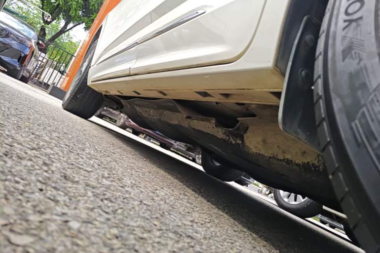 Used Ford Escape 2020 EcoBoost 245 Four-Wheel Drive Luxury Edition Left Side Sill