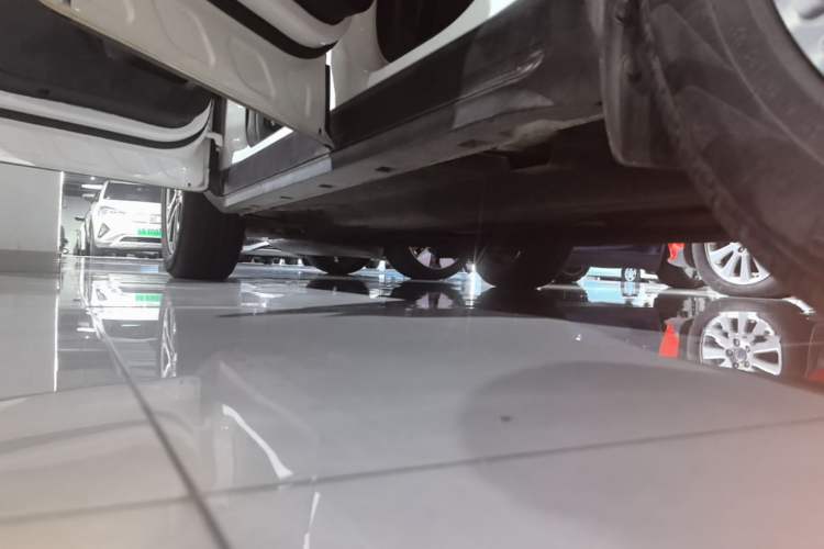 Used Ford Escape 2020 EcoBoost 245 Two-Wheel-Drive Titanium Edition Left Side Sill