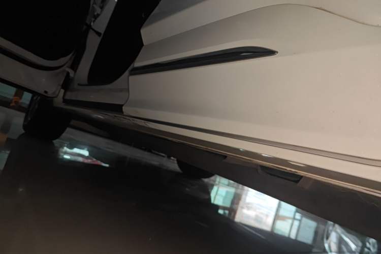 Used Ford Escape 2020 EcoBoost 245 Four-Wheel Drive Luxury Edition Left Side Sill