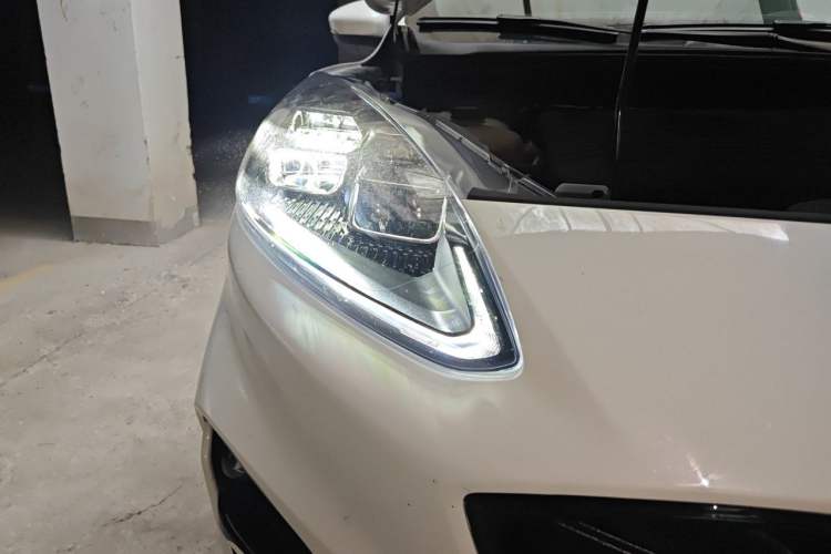 Used Ford Escape 2020 EcoBoost 245 Four-Wheel Drive ST-LINE Deluxe Edition Right Front Headlight