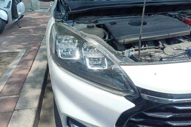 Used Ford Escape 2020 EcoBoost 245 Two-Wheel-Drive Titanium Edition Right Front Headlight