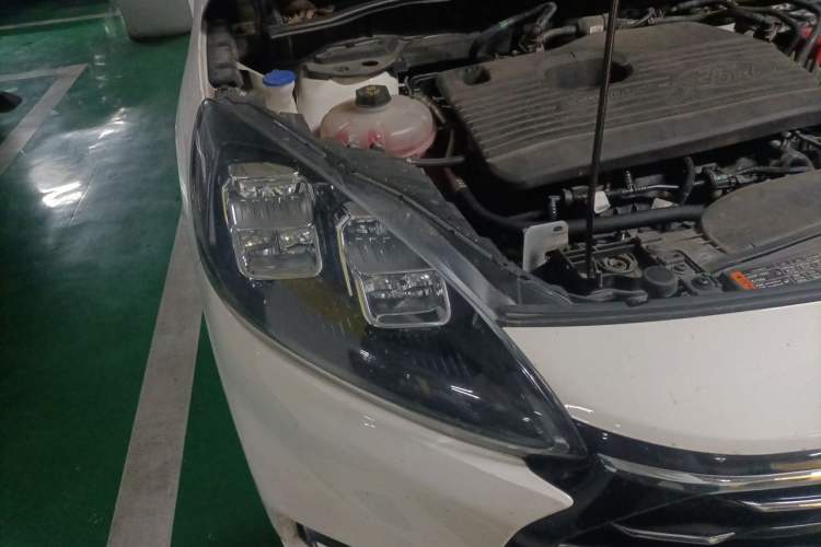 Used Ford Escape 2020 EcoBoost 245 Two-Wheel-Drive Titanium Edition Right Front Headlight
