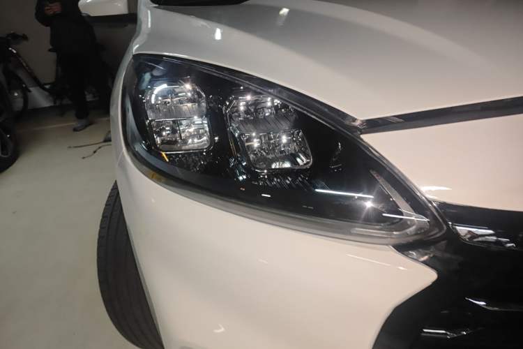 Used Ford Escape 2020 EcoBoost 245 Four-Wheel Drive Titanium Edition Right Front Headlight