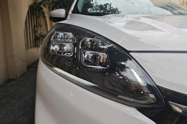 Used Ford Escape 2020 EcoBoost 245 Two-Wheel-Drive Titanium Edition Right Front Headlight