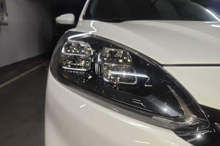 Used Ford Escape 2020 EcoBoost 245 Two-Wheel-Drive Titanium Edition Right Front Headlight