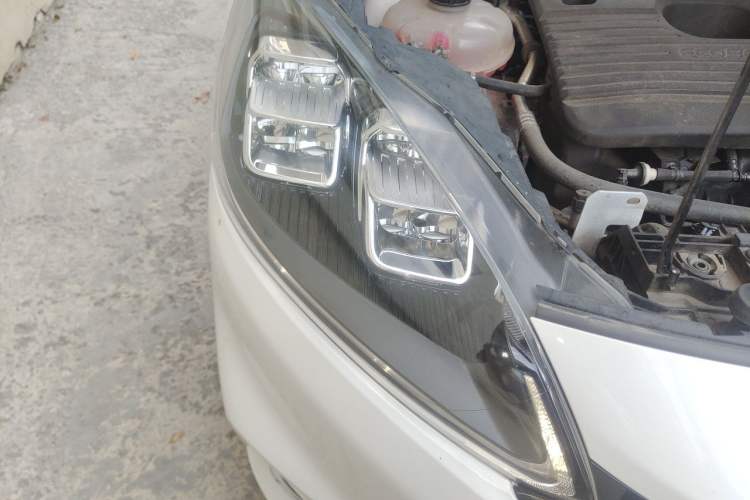 Used Ford Escape 2020 EcoBoost 245 Two-Wheel Drive Smart & Enjoyment Model Right Front Headlight