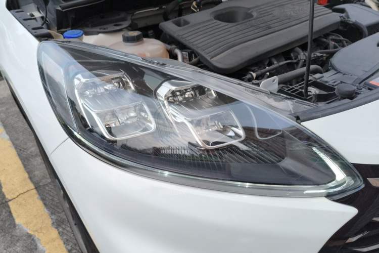 Used Ford Escape 2020 EcoBoost 245 Two-Wheel-Drive Titanium Edition Right Front Headlight