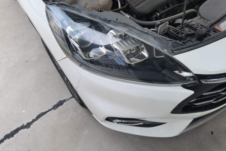 Used Ford Escape 2020 EcoBoost 245 Two-Wheel-Drive Titanium Edition Right Front Headlight