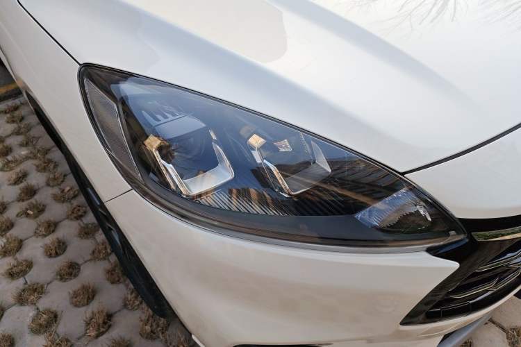 Used Ford Escape 2020 EcoBoost 245 Four-Wheel Drive Titanium Edition Right Front Headlight