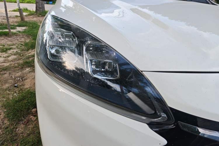 Used Ford Escape 2020 EcoBoost 245 Two-Wheel Drive Smart & Enjoyment Model Right Front Headlight