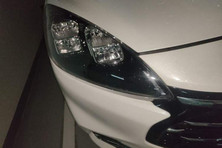 Used Ford Escape 2020 EcoBoost 245 Four-Wheel Drive Luxury Edition Right Front Headlight