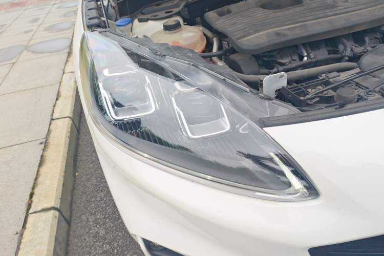 Used Ford Escape 2020 EcoBoost 245 Four-Wheel Drive ST-LINE Deluxe Edition Right Front Headlight